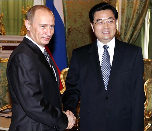 블라디미르 푸틴 러시아 대통령(왼쪽) MD에 대한 경고의 수위를 높여왔다. 오른쪽은 후진타오 중국 국가주석. 